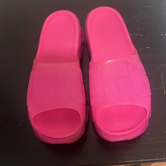 Ugg size 8 pink slides - Picture 2 of 5